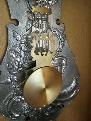 REloj de pared antiguo decorado a mano