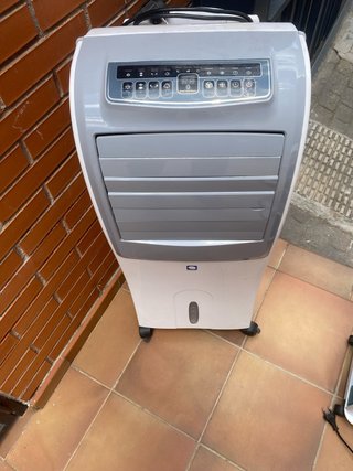 Climatizador blanco/gris con panel de iconos