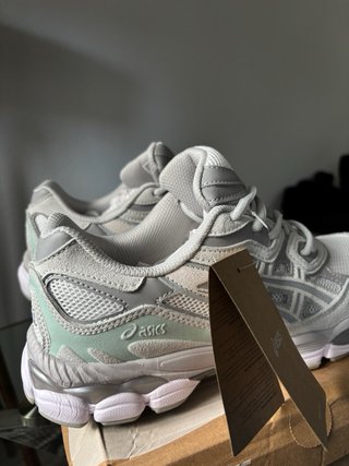 Zapatillas Asics Gel NY Gris y Blancas talla 43.5