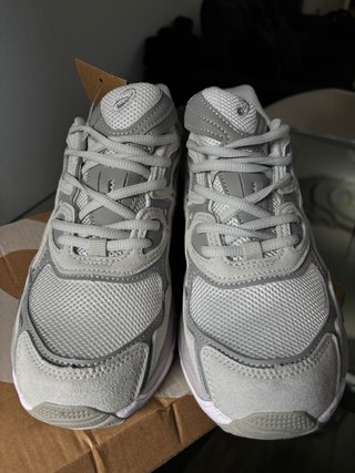 Zapatillas Asics Gel NY Gris y Blancas talla 43.5