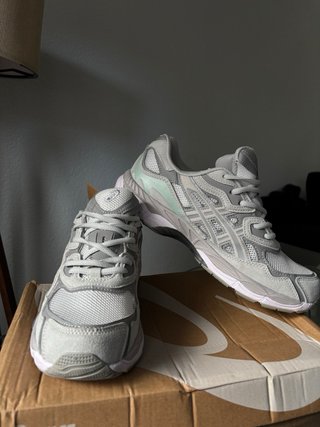 Zapatillas Asics Gel NY Gris y Blancas talla 43.5