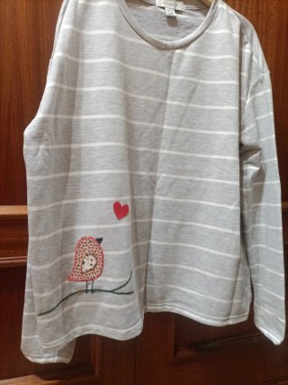 Camiseta de rayas con pájaro y corazón