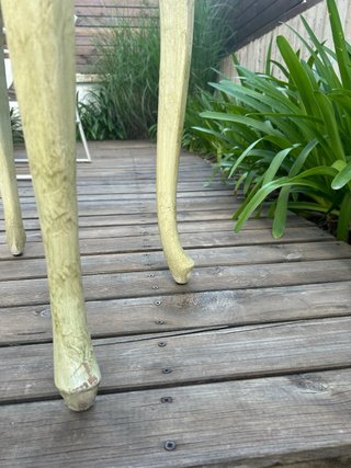 Mesa auxiliar de madera beige y verde
