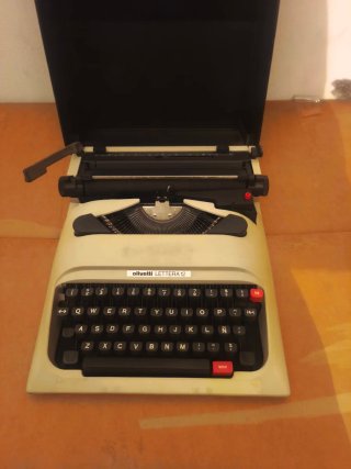 Máquina de escribir Olivetti Lettera 12