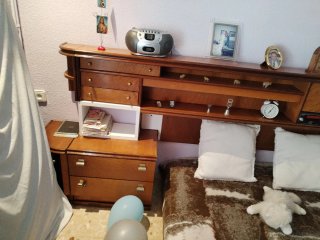 Cabecero de cama y mesitas de noche
