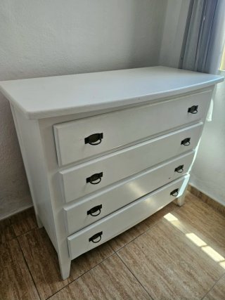 Cómoda blanca de madera