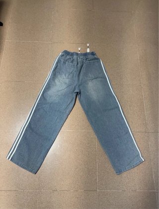 Pantalón vaquero ancho con rayas laterales