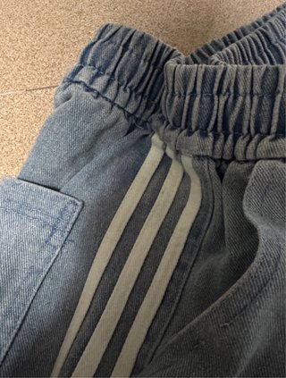 Pantalón vaquero ancho con rayas laterales