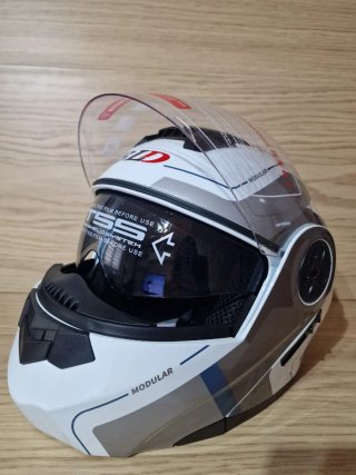 Casco Modular Moto Blanco y Gris.