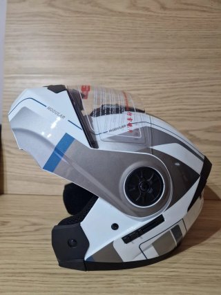 Casco Modular Moto Blanco y Gris.