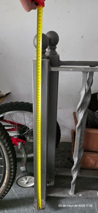 Verja de hierro forjado para jardín.