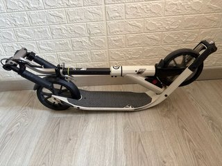 Patinete plegable blanco y negro