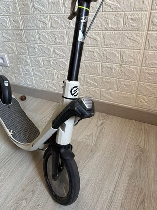 Patinete plegable blanco y negro