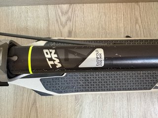 Patinete plegable blanco y negro