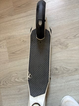 Patinete plegable blanco y negro