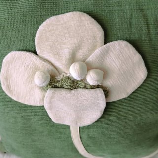2 Cojines Verdes con Flor Beige