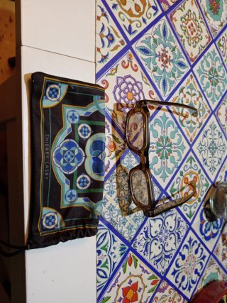 Occhiali da sole marroni con fantasia