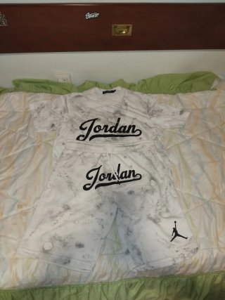 Conjunto Jordan Verano Gris y Blanco. Talla L .