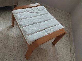 Reposapiés de madera y tela
