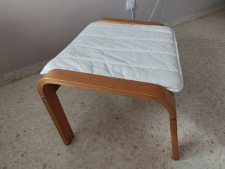 Reposapiés de madera y tela