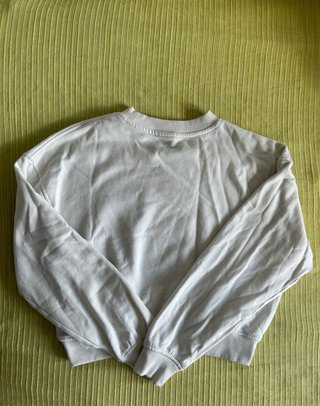 Sudadera blanca con estampado de mariposa