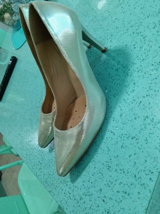 Zapatos de tacón dorados para vestir