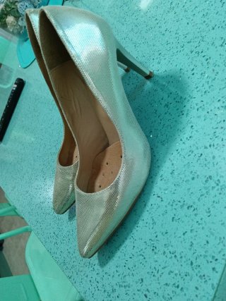 Zapatos de tacón dorados para vestir