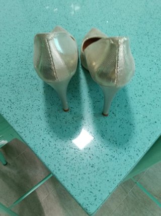 Zapatos de tacón dorados para vestir
