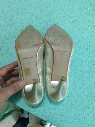 Zapatos de tacón dorados para vestir