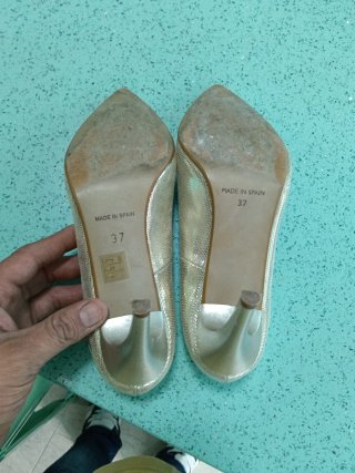 Zapatos de tacón dorados para vestir