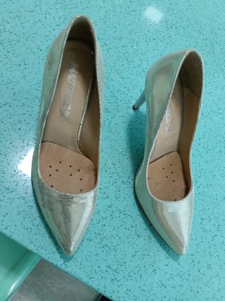 Zapatos de tacón dorados para vestir
