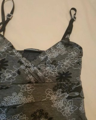 Camiseta tirantes floral gris y blanco