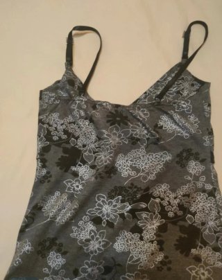 Camiseta tirantes floral gris y blanco