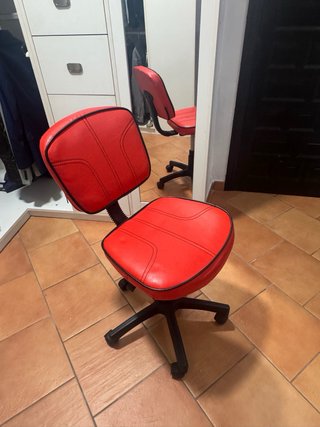 Silla de escritorio roja y negra
