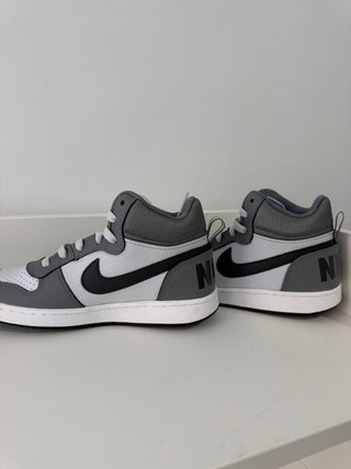 Zapatillas Nike grises y blancas