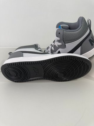 Zapatillas Nike grises y blancas