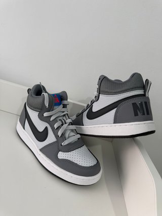 Zapatillas Nike grises y blancas