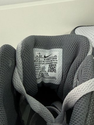 Zapatillas Nike grises y blancas