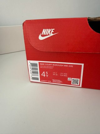 Zapatillas Nike grises y blancas