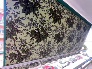 Toldos de terraza verdes con estampado floral