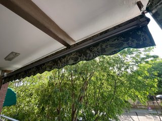 Toldos de terraza verdes con estampado floral