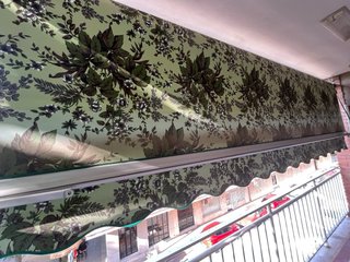 Toldos de terraza verdes con estampado floral