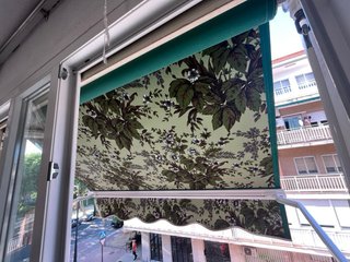 Toldos de terraza verdes con estampado floral