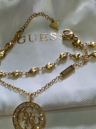 Pulsera doble Guess dorada con corazones