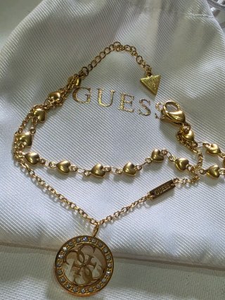 Pulsera doble Guess dorada con corazones