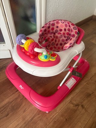 Caminador infantil rosa con juguetes