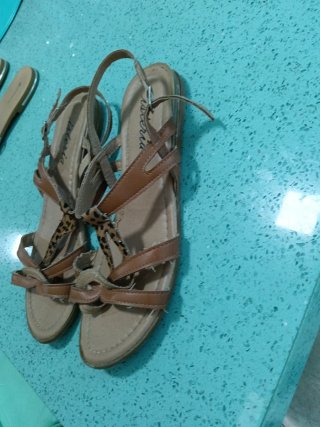 Sandalias mujer Issteria beige y marrón