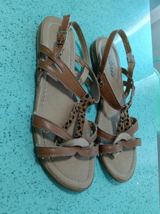 Sandalias mujer Issteria beige y marrón