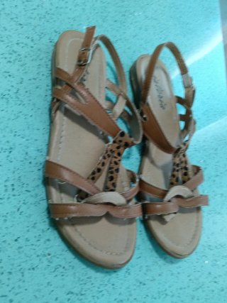Sandalias mujer Issteria beige y marrón