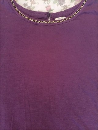 Camiseta Amichi Morada con Cadena Dorada